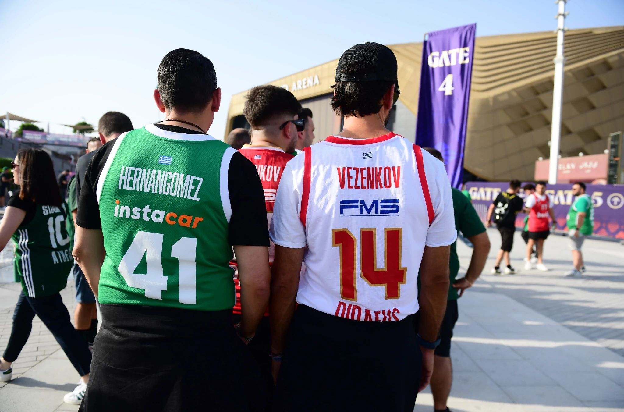 Το αντίθετο των όσων είδαμε ανάμεσα στους οπαδούς των «αιωνίων», οι οποίοι παρασύρθηκαν από το «πρέπει» για τη νίκη κόντρα στους... απέναντι / Πηγή: Eurokinissi