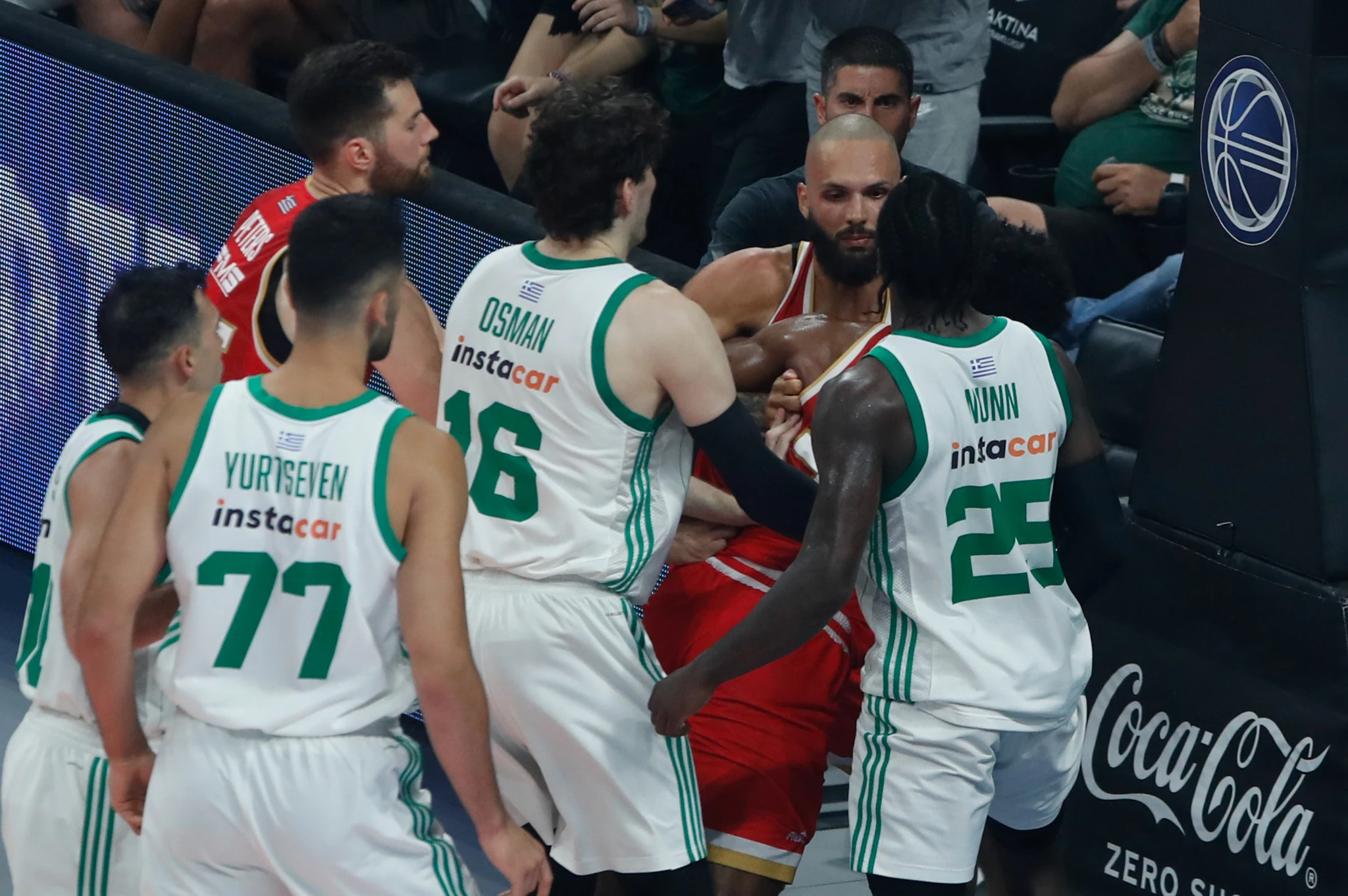 Ένταση στο παρκέ του ΟΑΚΑ στους τελικούς ανάμεσα σε Παναθηναϊκό και Ολυμπιακό, Πηγή: Eurokinissi