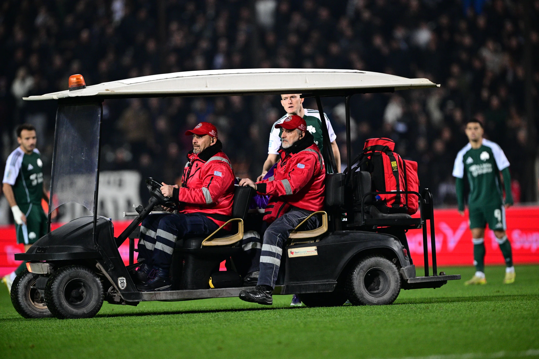 Η στιγμή που αποχωρεί με φορείο ο Παβλένκα / Πηγή: Eurokinissi