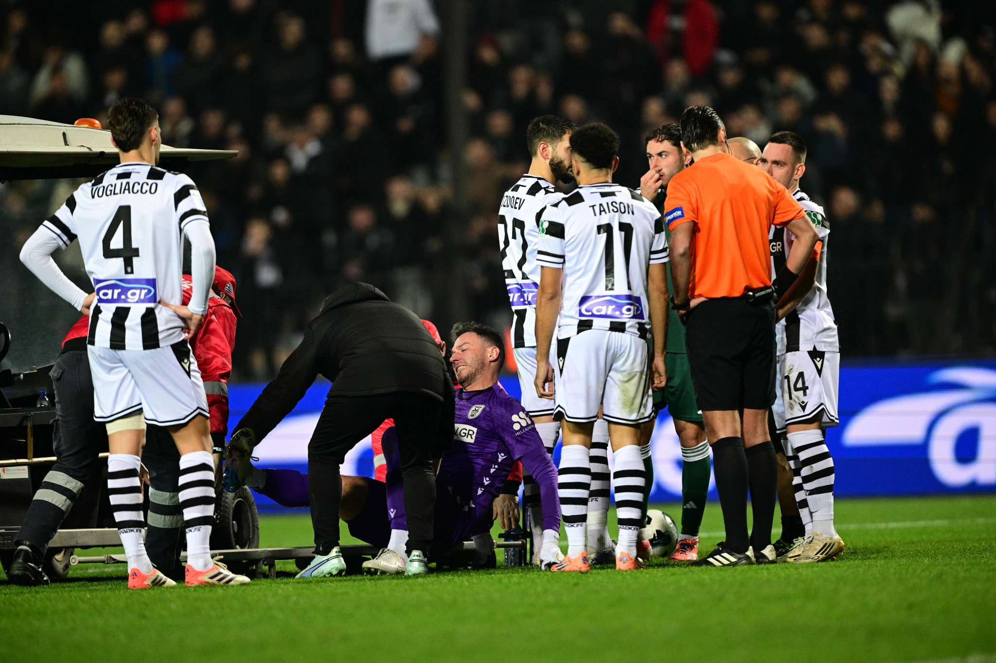 Η στιγμή που ετοιμάζεται να αποχωρήσει με φορείο ο Παβλένκα / Πηγή: Eurokinissi