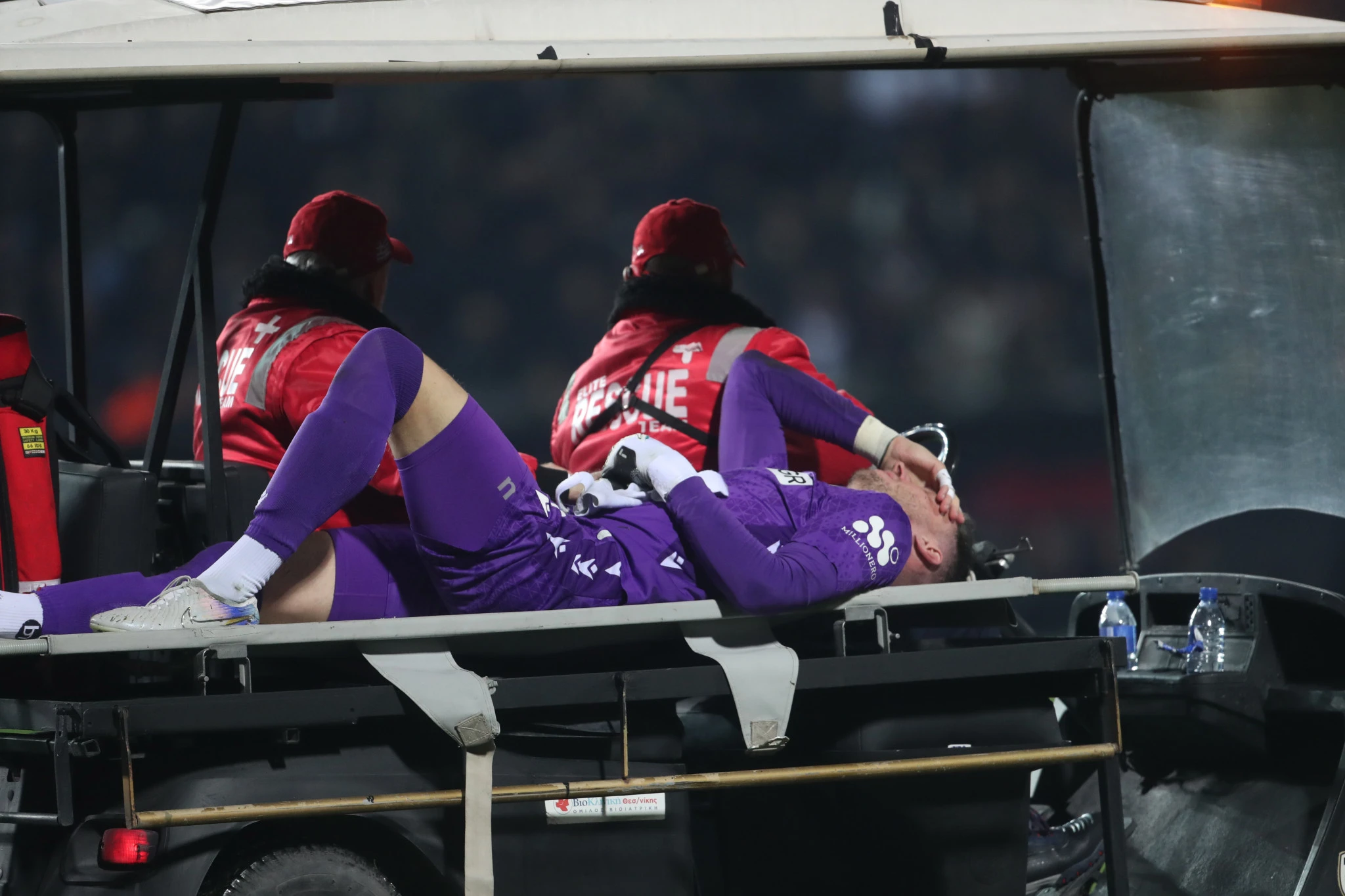 Ο Γίρι Παβλένκα αποχωρεί με φορείο από την Τούμπα, Πηγή: Eurokinissi