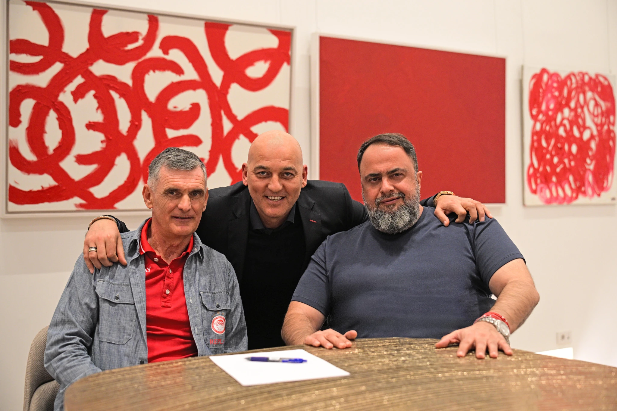 Μεντιλίμπαρ, Κοβάσεβιτς και Μαρινάκης μετά την επέκταση συμβολαίου του Βάσκου / Πηγή: Eurokinissi