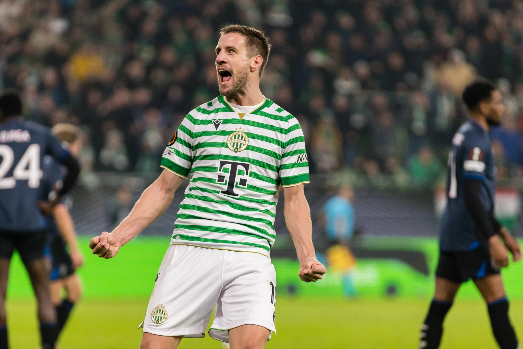 Ο Μπαρνάμπας Βάργκα πανηγυρίζει με τη φανέλα της Φερεντσβάρος / Πηγή: Imago