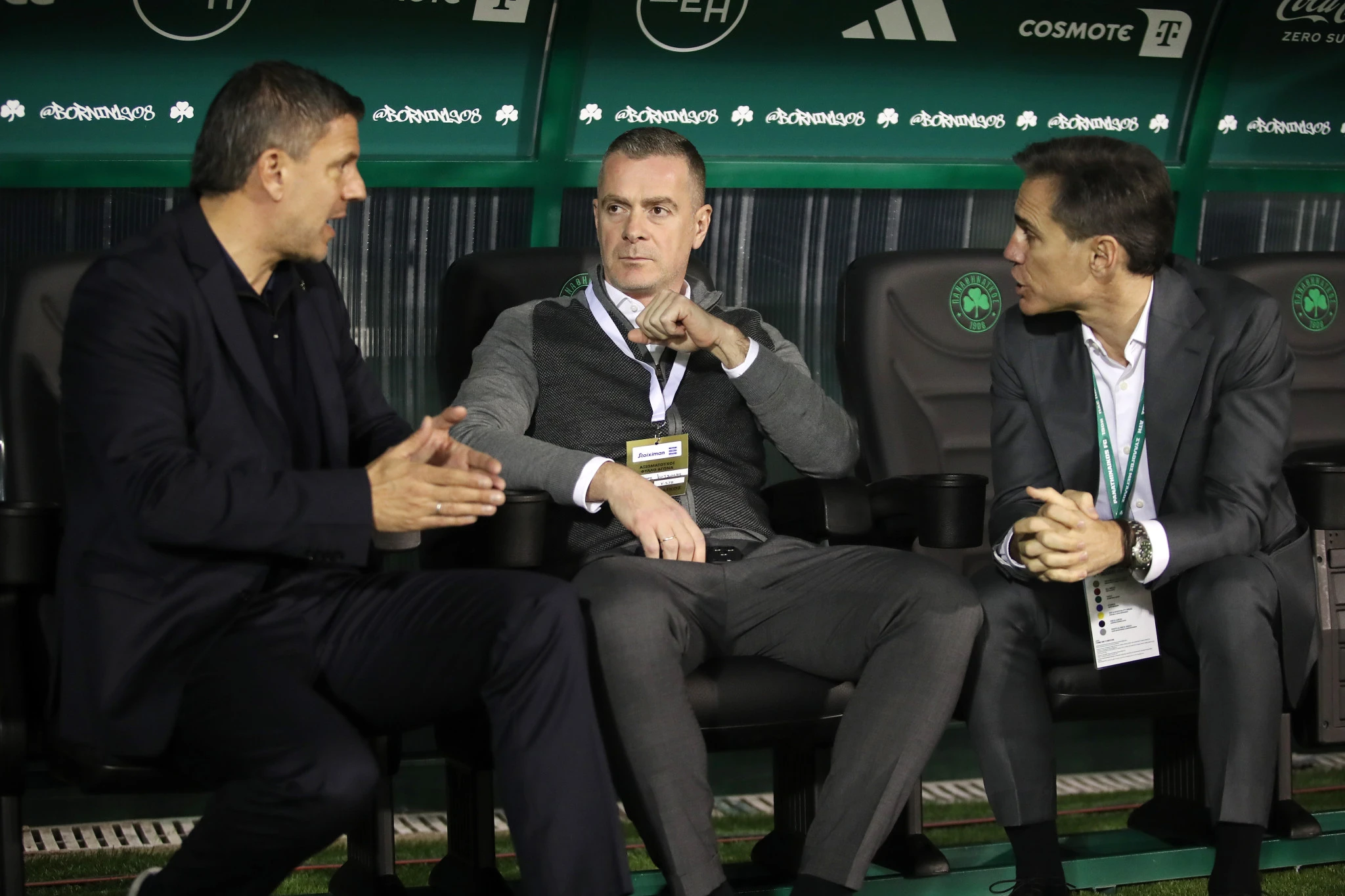 Οι Τάκης Φύσσας, Στέφανος Κοτσόλης και Μιγκέλ Άνχελ Κορόνα σε συζήτηση πριν από αγώνα του Παναθηναϊκού - ΠΗΓΗ: ΙΝΤΙΜΕ