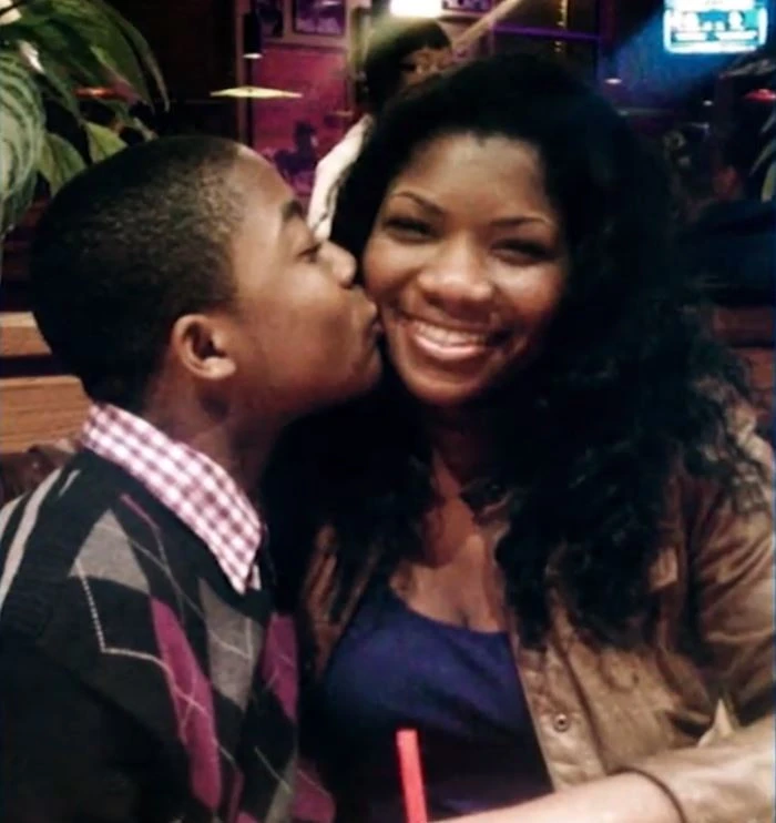 Ο Ταϊρίκ Τζόουνς μαζί με τη μητέρα του, Γουίνι. 