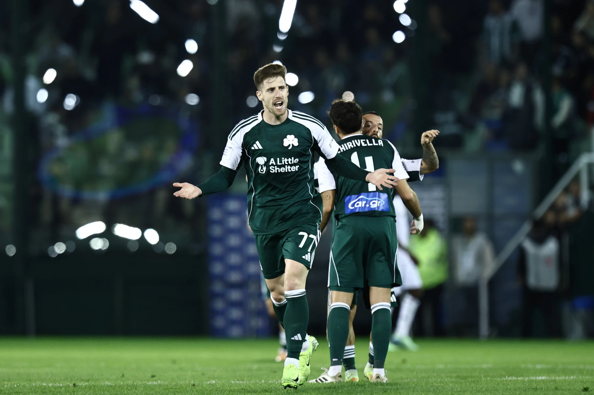 Ο Γιώργος Κυριακόπουλος πανηγυρίζει μετά την ασίστ που έδωσε στον Μίλος Πάντοβιτς στο ματς με τον ΠΑΟΚ - ΠΗΓΗ: ΙΝΤΙΜΕ