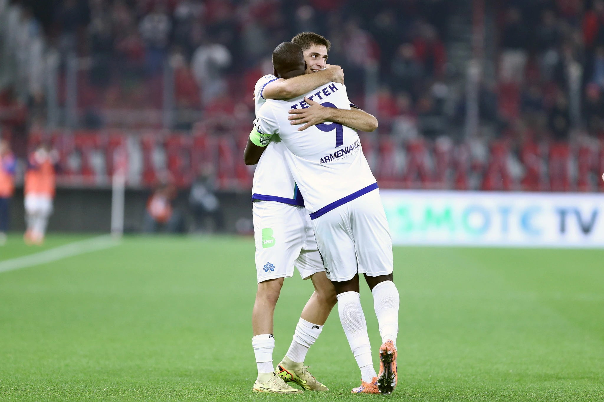 Ο Παύλος Παντελίδης πανηγυρίζει μαζί με τον Ανδρέα Τεττέη - ΠΗΓΗ: ΙΝΤΙΜΕ