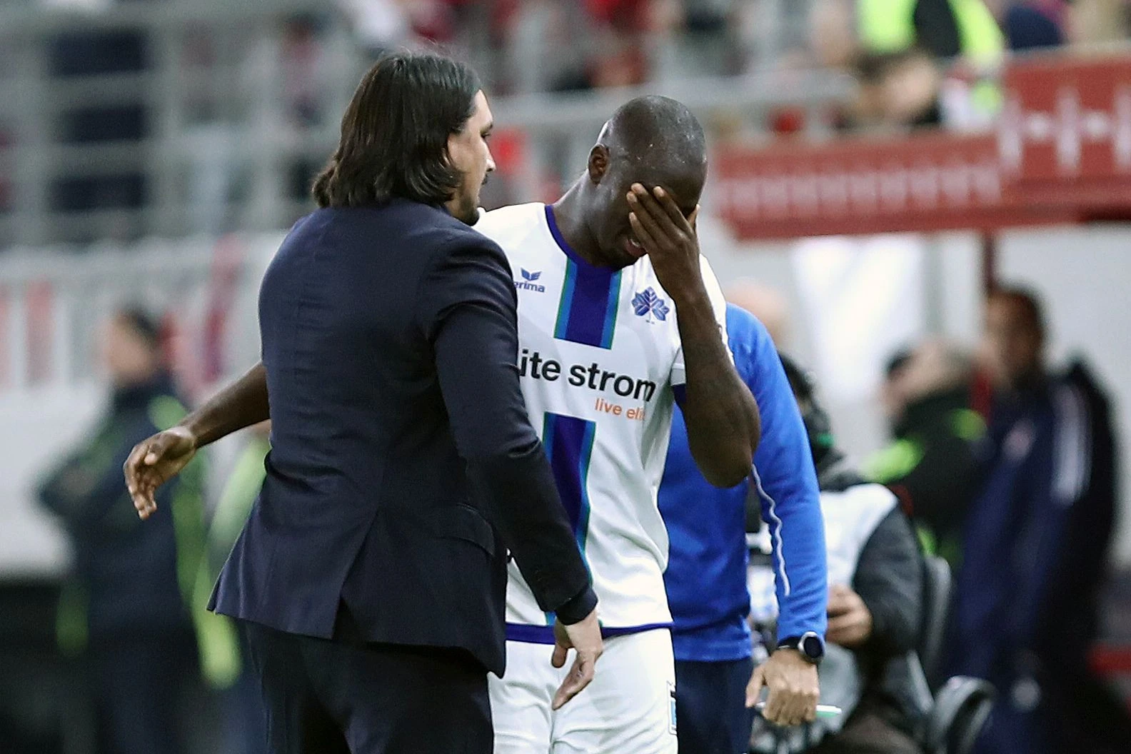 Ο Τεττέη φανερά συγκινημένος στην αλλαγή του στο «Γ. Καραϊσκάκης»