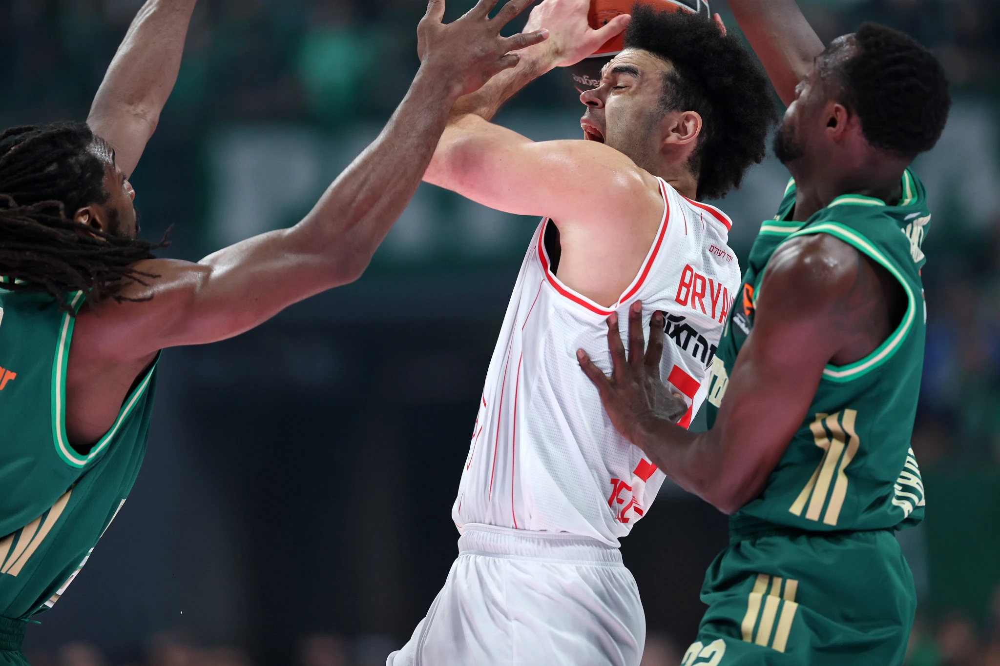 Φαρίντ και Γκραντ πιέζουν ασφυκτικά τον Μπράιαντ της Χάποελ / Πηγή: ΙΝΤΙΜΕ