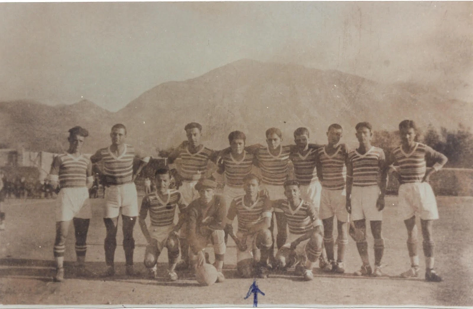  Η ποδοσφαιρική ομάδα του Μεσσηνιακού το 1930 στο ιδιόκτητο γήπεδό του.                                             