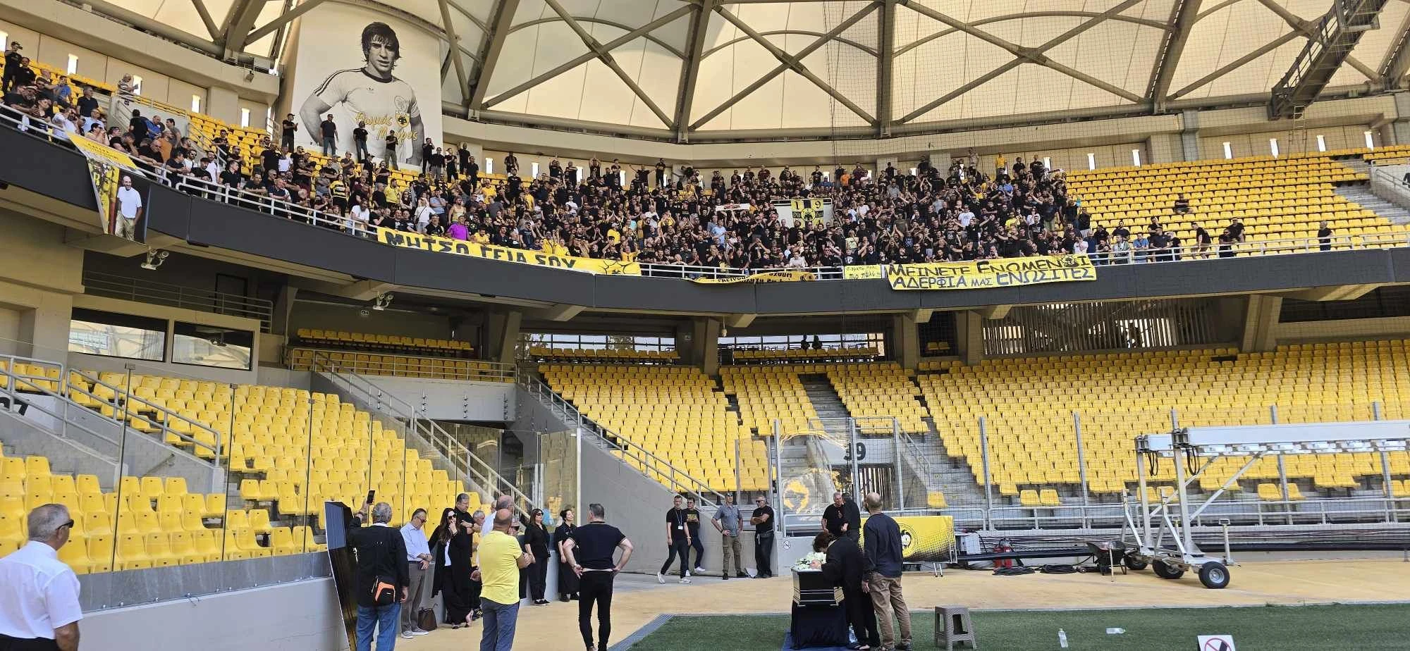 Η σορός του Δημήτρη Χατζηχρήστου μέσα στο γήπεδο της ΑΕΚ μαζί με 1.000 οπαδούς Η σορός του Δημήτρη Χατζηχρήστου μέσα στο γήπεδο της ΑΕΚ μαζί με 1.000 οπαδούς
