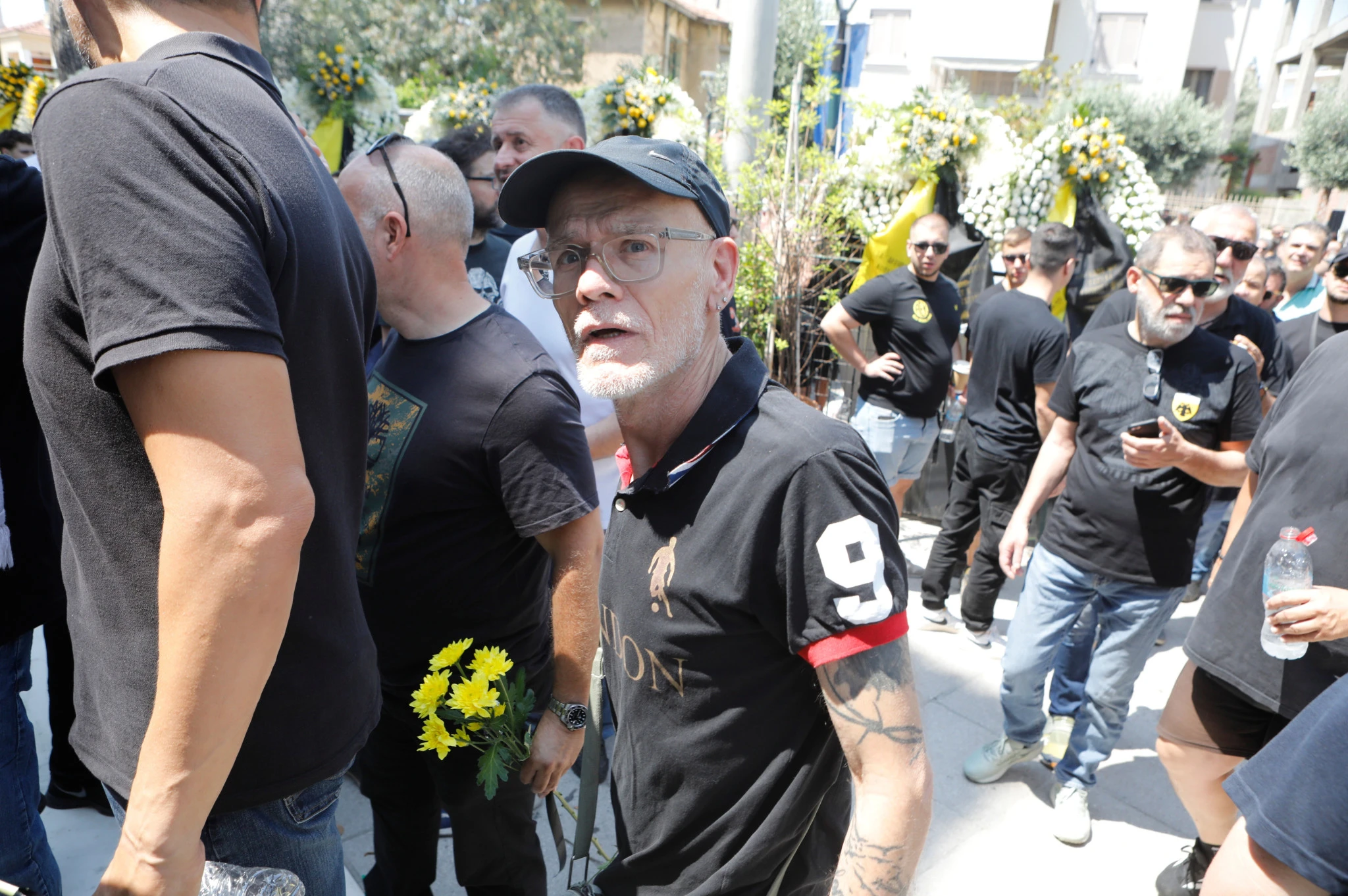 Ο Ντόκεν στη κηδεία του Δημήτρη Χατζηχρήστου/Πηγή: Intime Ο Ντόκεν στη κηδεία του Δημήτρη Χατζηχρήστου/Πηγή: Intime