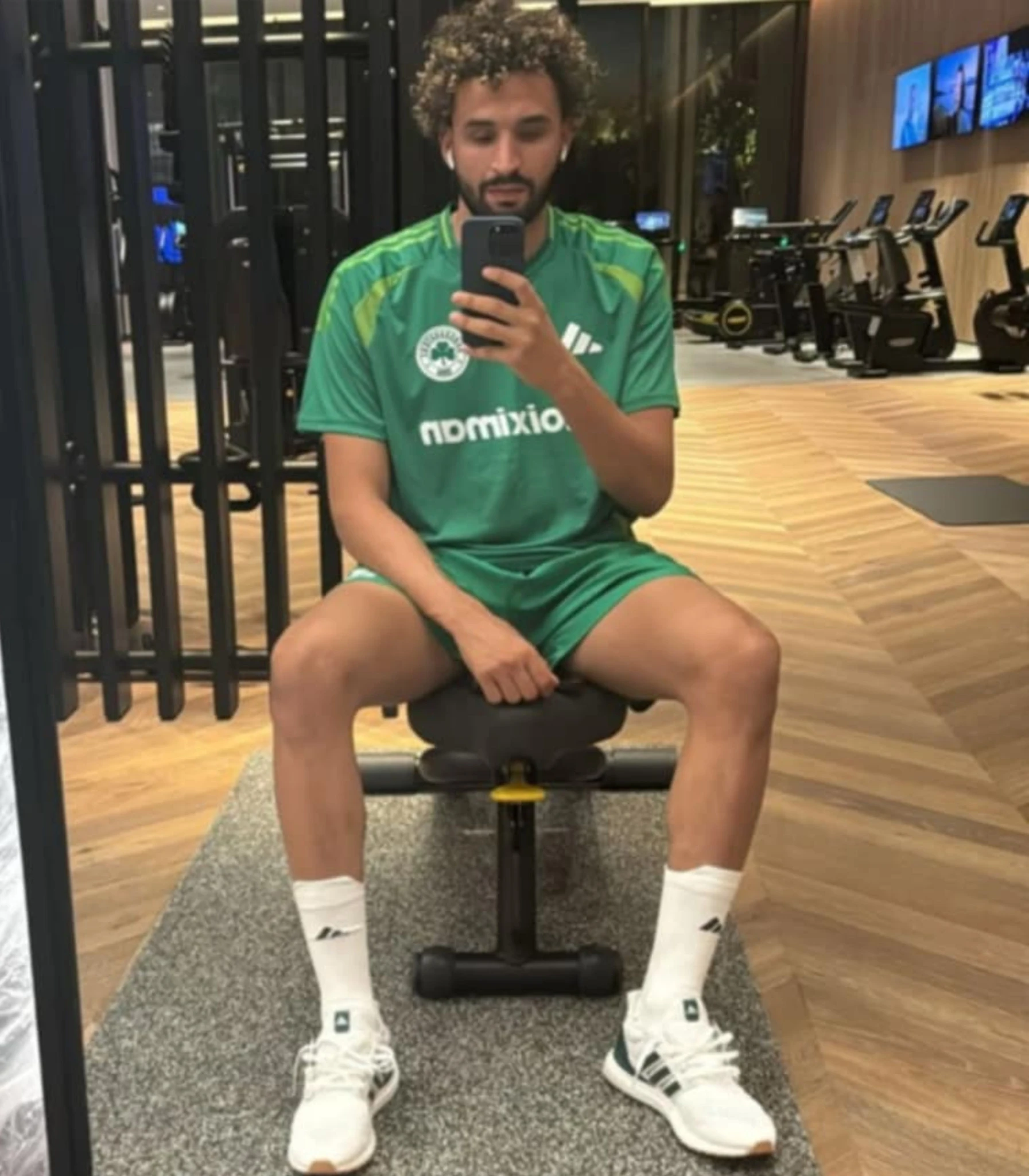 Ο Αχμέντ Τουμπά, ενώ κάνει ατομικό πρόγραμμα στο γυμναστήριο ξενοδοχείου στο Ντουμπάι Ο Αχμέντ Τουμπά, ενώ κάνει ατομικό πρόγραμμα στο γυμναστήριο ξενοδοχείου στο Ντουμπάι