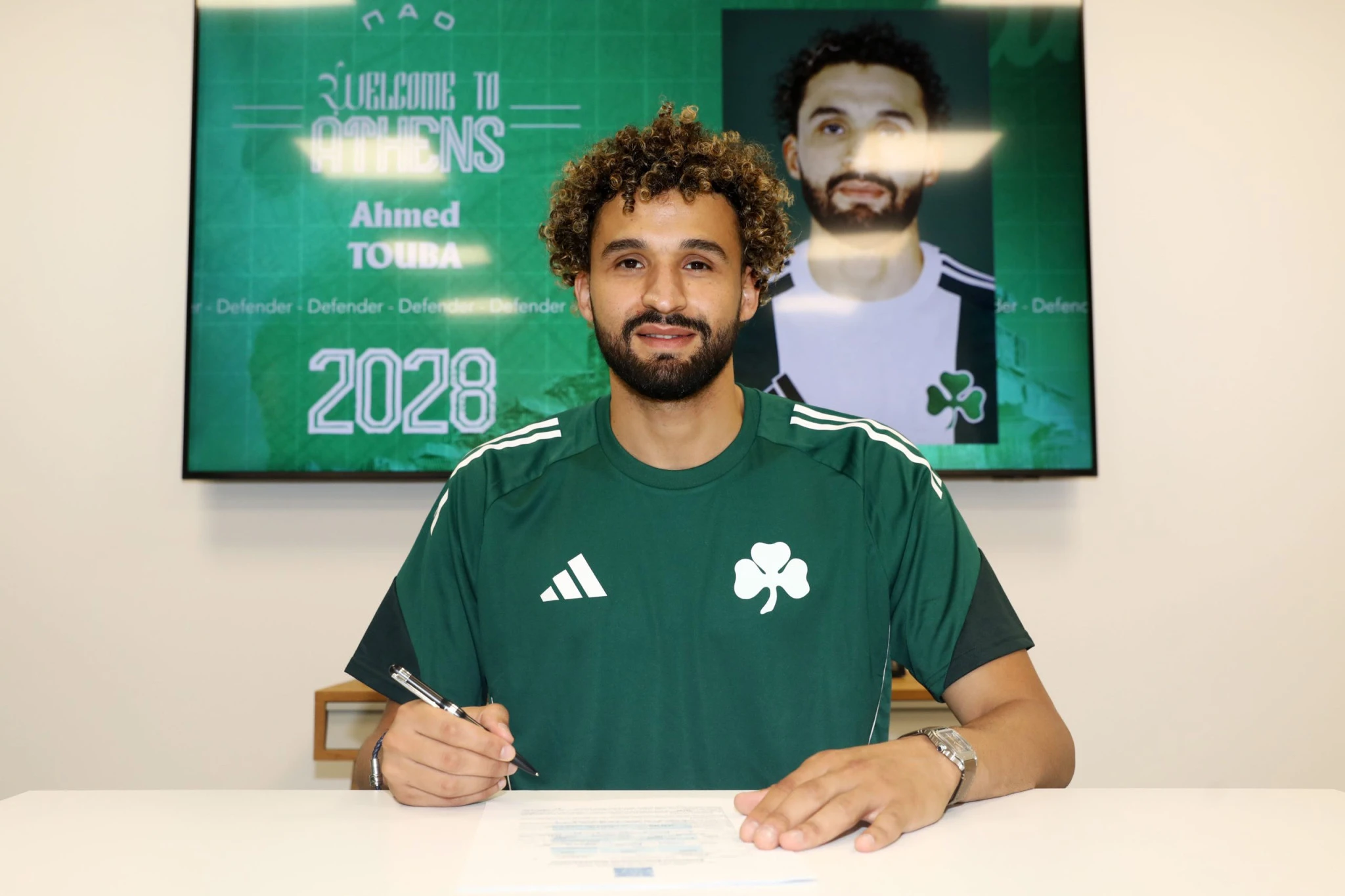 Ο Αχμέντ Τουμπά την στιγμή που υπογράφει το νέο συμβόλαιό του με τον Παναθηναϊκό - ΠΗΓΗ: pao.gr Ο Αχμέντ Τουμπά την στιγμή που υπογράφει το νέο συμβόλαιό του με τον Παναθηναϊκό - ΠΗΓΗ: pao.gr