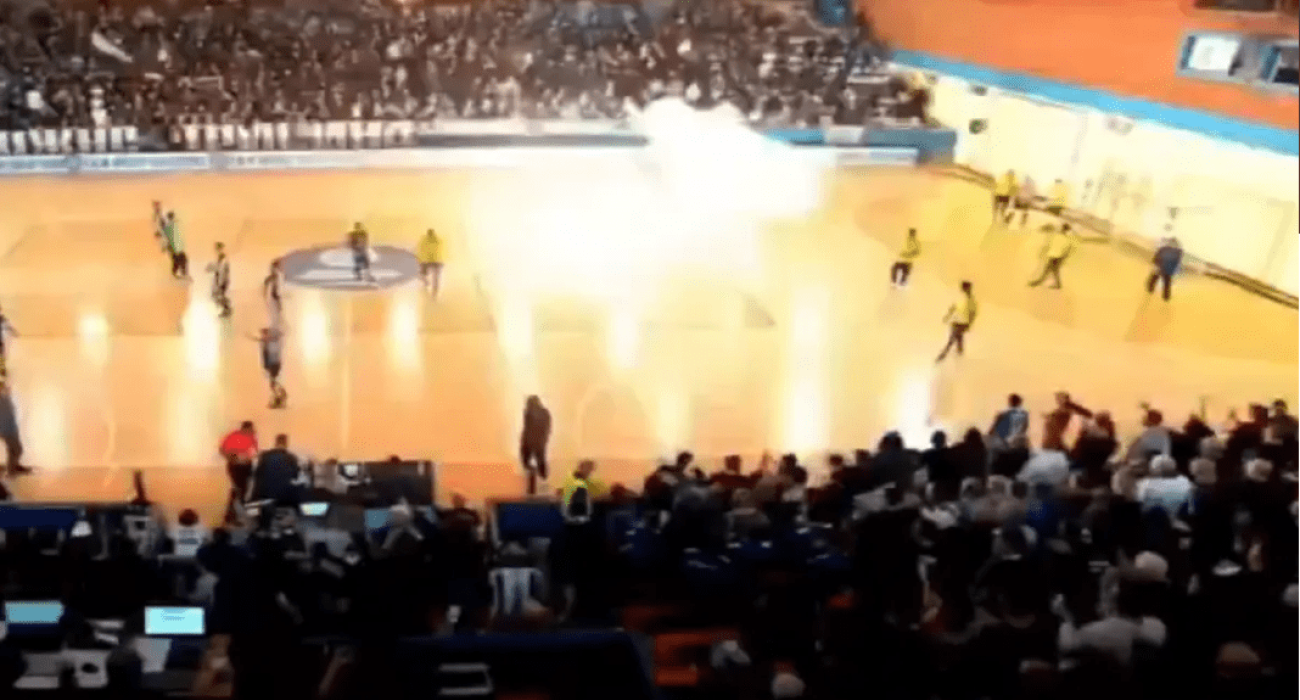 Το βίντεο από τη στιγμή της έκρηξης και της αποχώρησης των παικτών της ΑΕΚ Το βίντεο από τη στιγμή της έκρηξης και της αποχώρησης των παικτών της ΑΕΚ