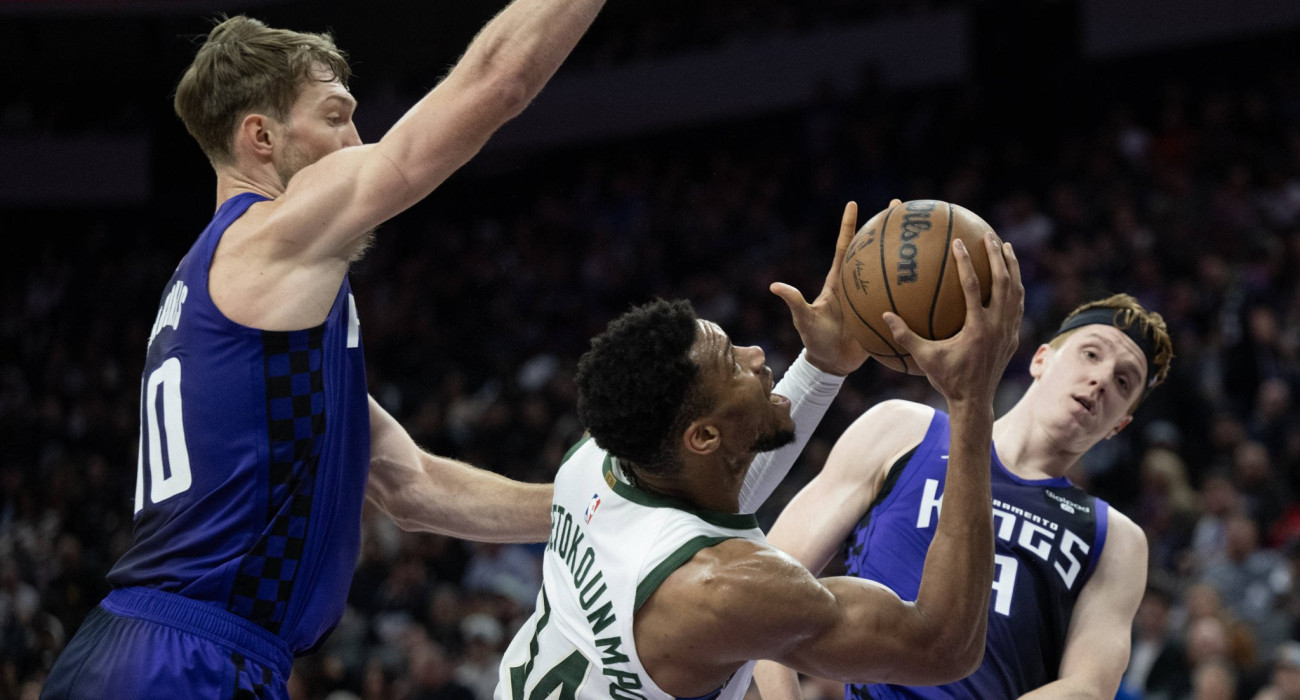 Ντομάντας Σαμπόνις, ο Γιάννης Αντετοκούνμπο και ο Κέβιν Χέρτερ/ Πηγή: Imago