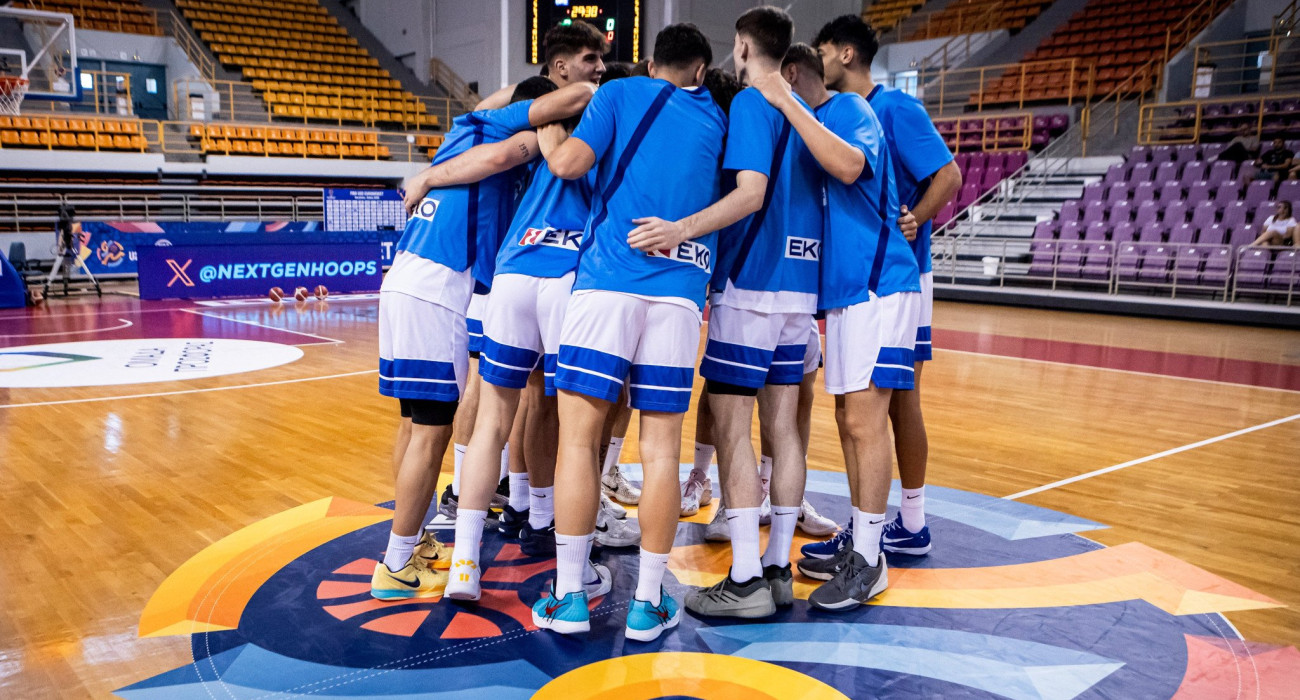 Και στο βάθος... Γαλλία με φόντο το μετάλλιο για την Εθνική Νέων στο Eurobasket U20 Και στο βάθος... Γαλλία με φόντο το μετάλλιο για την Εθνική Νέων στο Eurobasket U20