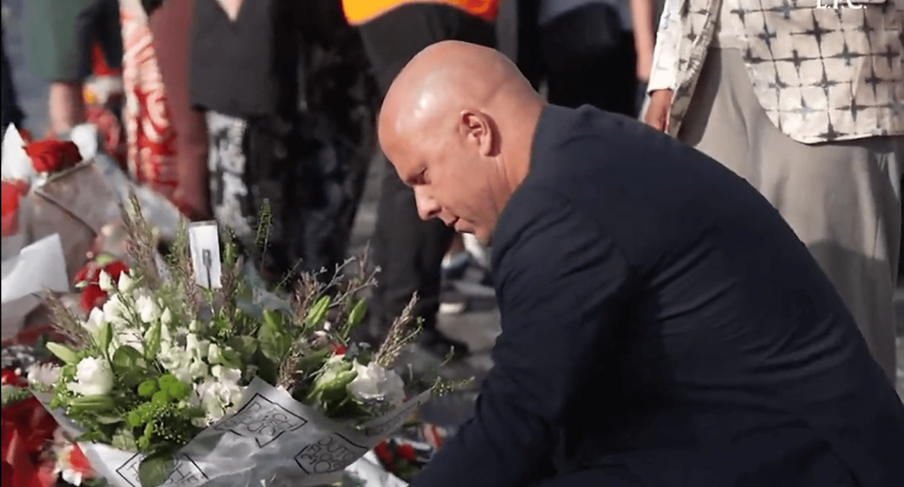 Αφησε λουλούδια για τον Ζότα ο Σλοτ και συγκίνησε: «Είχαμε τα ίδια όνειρα» (video) Αφησε λουλούδια για τον Ζότα ο Σλοτ και συγκίνησε: «Είχαμε τα ίδια όνειρα» (video)