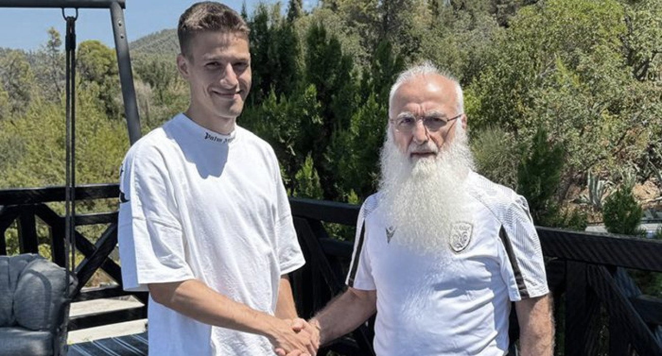 Ο Γιάννης Κωνσταντέλιας με τον Ιβάν Σαββίδη στη συνάντηση που επισφράγισε την ανανέωση του 22χρονου / Πηγή: paokfc.gr