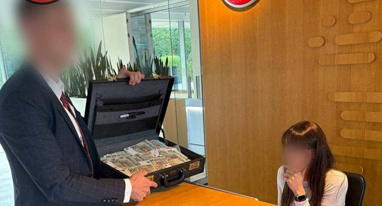Το ντου των οπαδών της Κρίσταλ Πάλας στα γραφεία της UEFA / Πηγή: Holmsdale Fanatics Το ντου των οπαδών της Κρίσταλ Πάλας στα γραφεία της UEFA / Πηγή: Holmsdale Fanatics