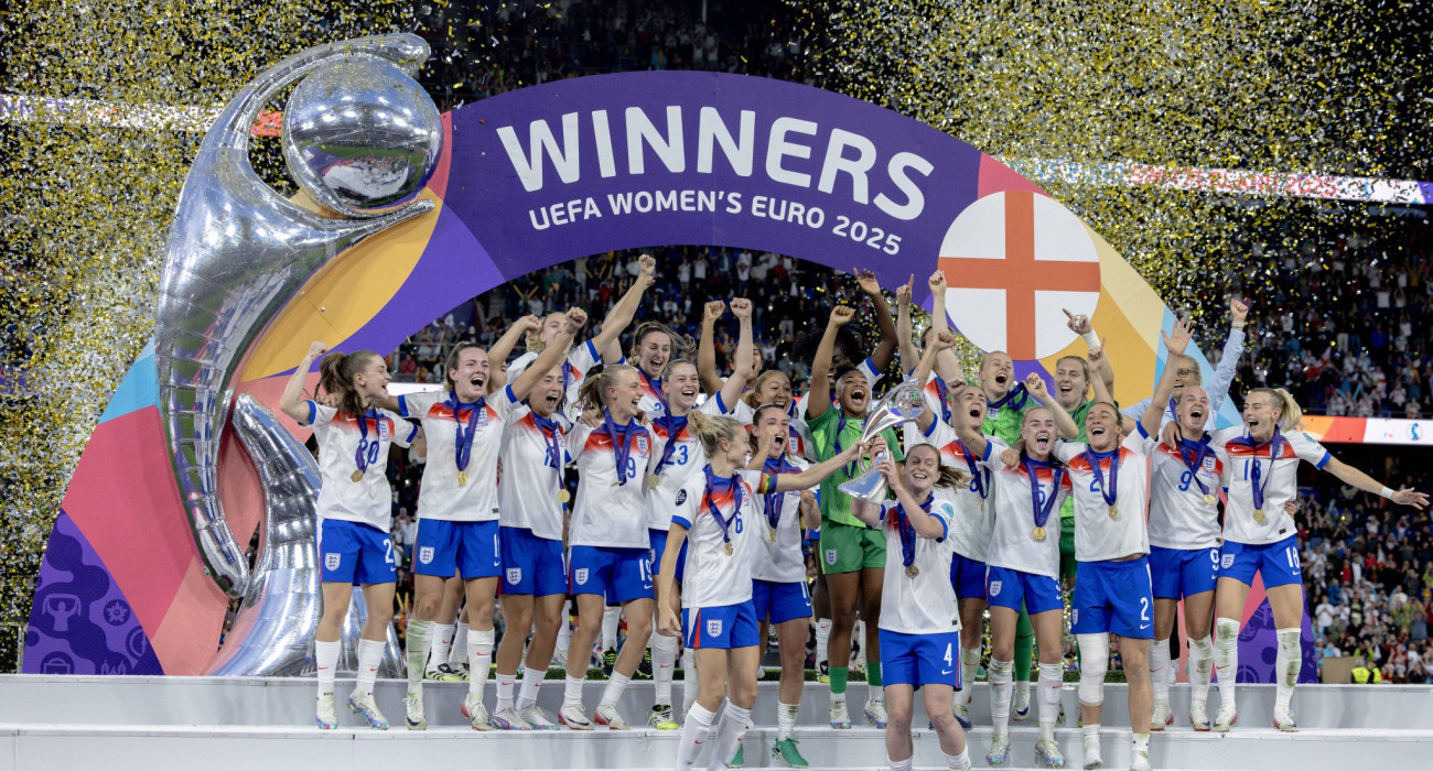 Η απονομή στις Αγγλίδες που κατέκτησαν το Euro 2025/Πηγή: Imago Η απονομή στις Αγγλίδες που κατέκτησαν το Euro 2025/Πηγή: Imago