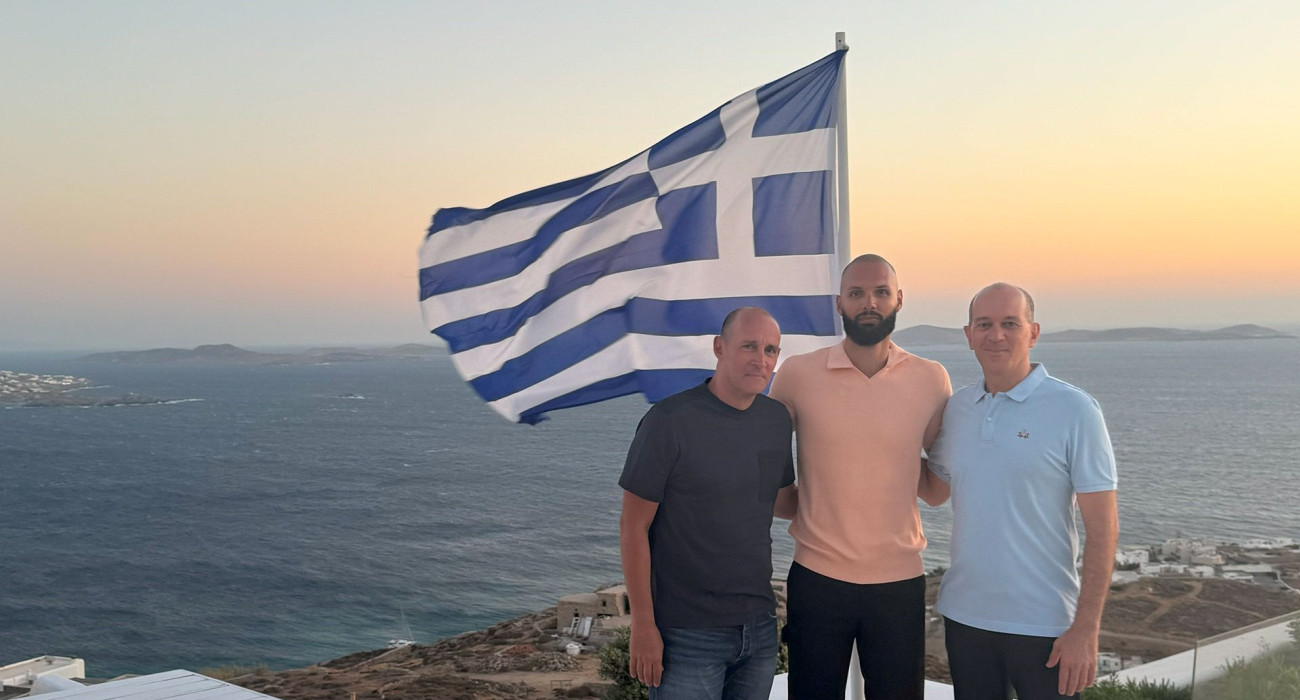 Οι Αγγελόπουλοι με τον Φουρνιέ μετά τις υπογραφές / Πηγή: ΚΑΕ Ολυμπιακός Οι Αγγελόπουλοι με τον Φουρνιέ μετά τις υπογραφές / Πηγή: ΚΑΕ Ολυμπιακός