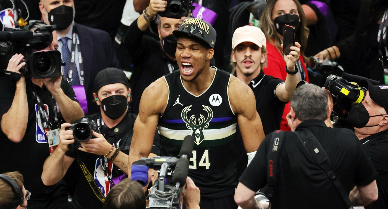 Ο Γιάννης Αντετοκούνμπο πρωταθλητής του NBA το 2021, Πηγή: Jonathan Daniel/Getty Images/Ideal Images Ο Γιάννης Αντετοκούνμπο πρωταθλητής του NBA το 2021, Πηγή: Jonathan Daniel/Getty Images/Ideal Images