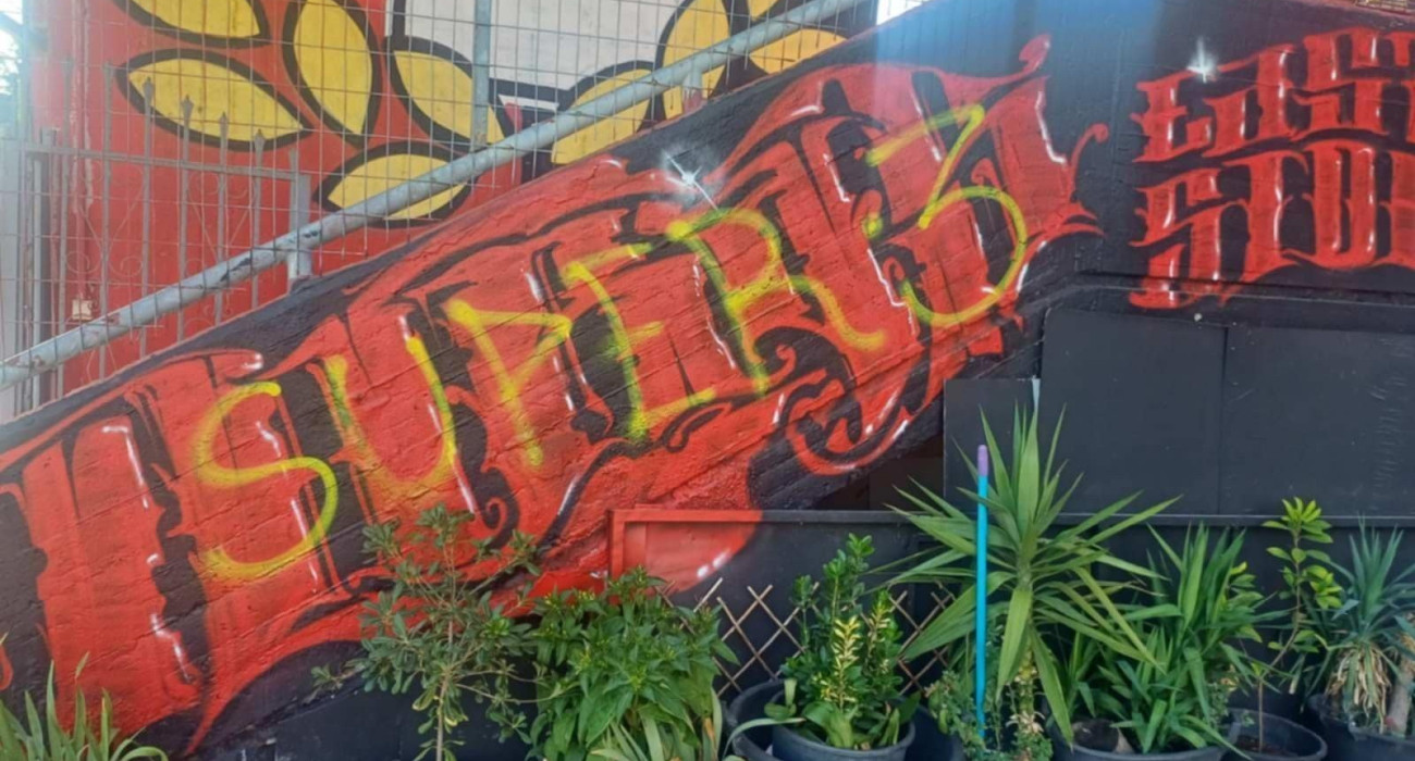 Βανδαλισμοί και γκράφιτι στο γήπεδο του Απόλλωνα Καλαμαριάς Βανδαλισμοί και γκράφιτι στο γήπεδο του Απόλλωνα Καλαμαριάς