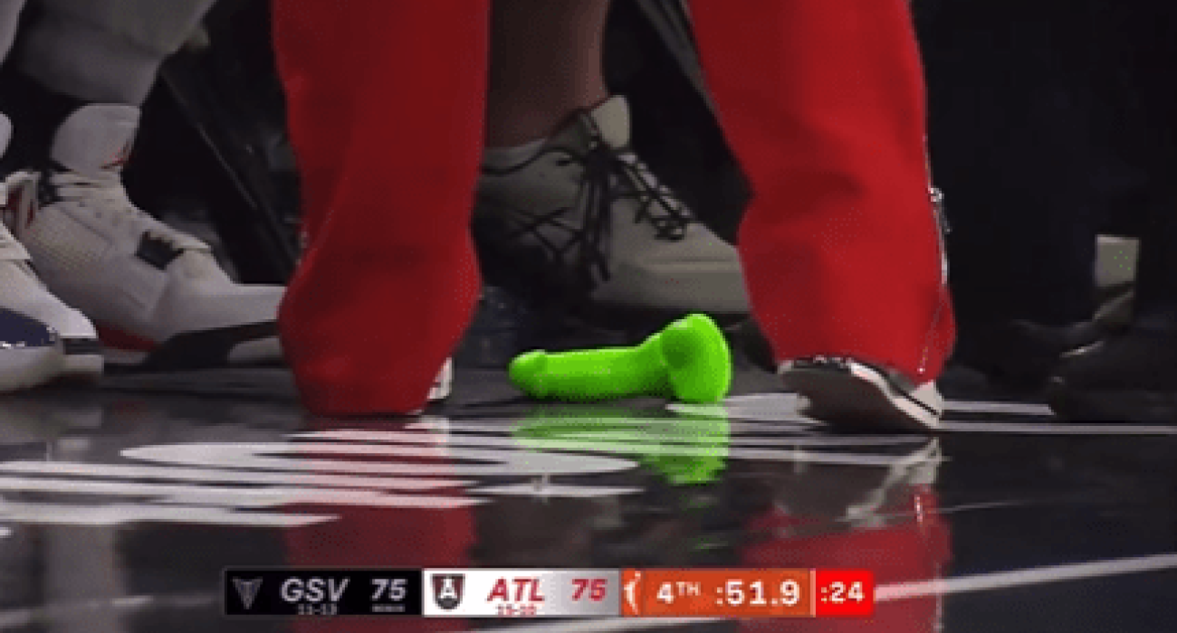 Αδιανόητο: Θεατής πέταξε sex toy σε αγώνα του WNBA! (video) Αδιανόητο: Θεατής πέταξε sex toy σε αγώνα του WNBA! (video)
