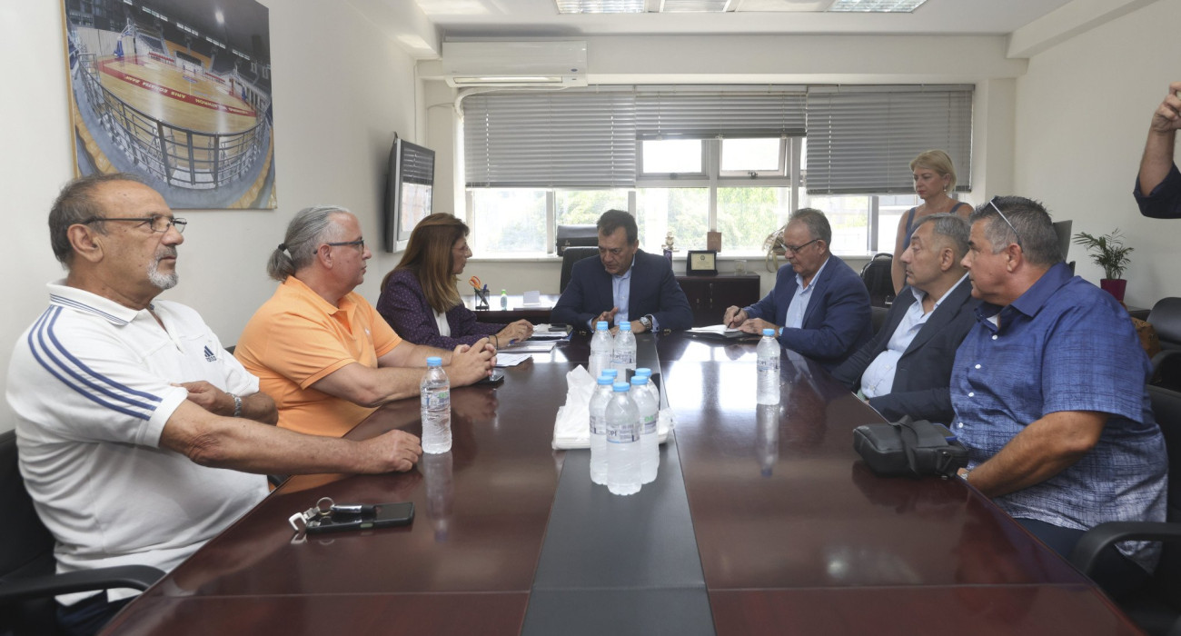 Ο Γιάννης Βρούτσης και οι λοιποί παρευρισκόμενοι, στην συνάντηση που είχε ως στόχο την παραχώρηση του Αλεξανδρείου στον Άρη - Πηγή: Eurokinissi Ο Γιάννης Βρούτσης και οι λοιποί παρευρισκόμενοι, στην συνάντηση που είχε ως στόχο την παραχώρηση του Αλεξανδρείου στον Άρη - Πηγή: Eurokinissi