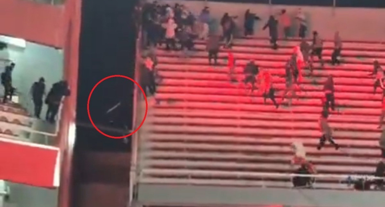 Η στιγμή που οπαδός πέφτει στο κενό / Screenshot Η στιγμή που οπαδός πέφτει στο κενό / Screenshot