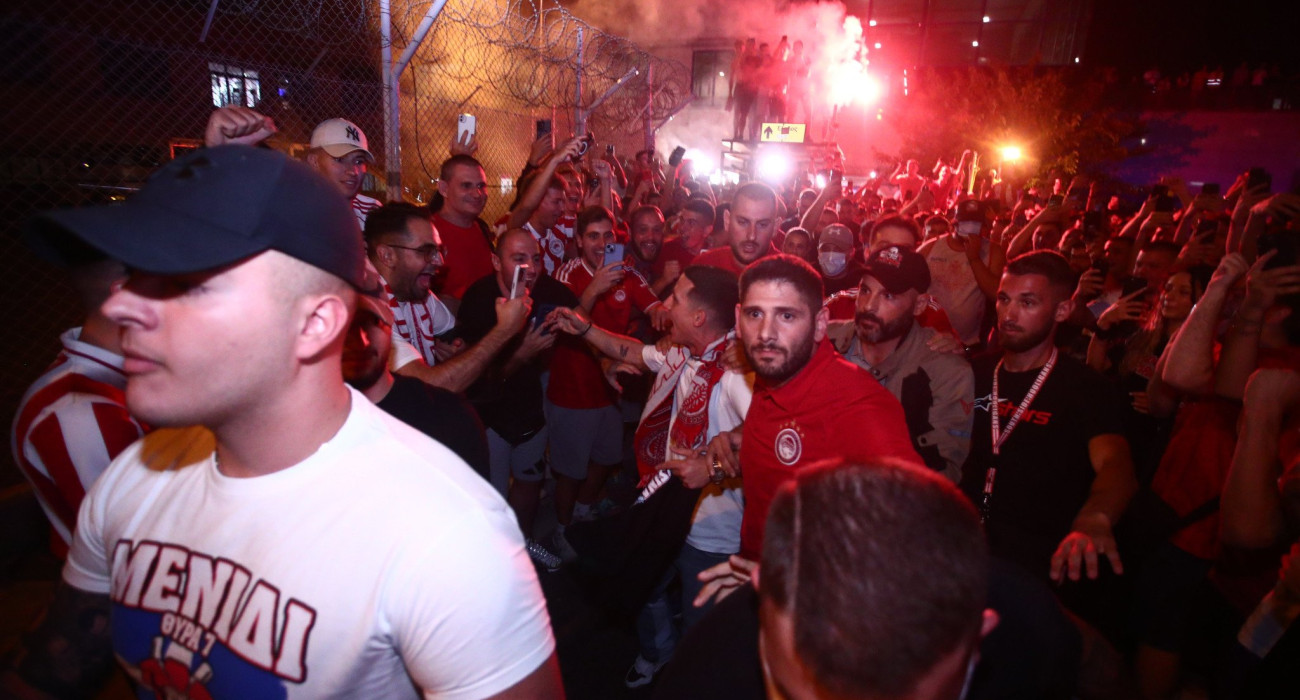 Ο κόσμος του Ολυμπιακού στο αεροδρόμιο / Πηγή: Eurokinissi Ο κόσμος του Ολυμπιακού στο αεροδρόμιο / Πηγή: Eurokinissi