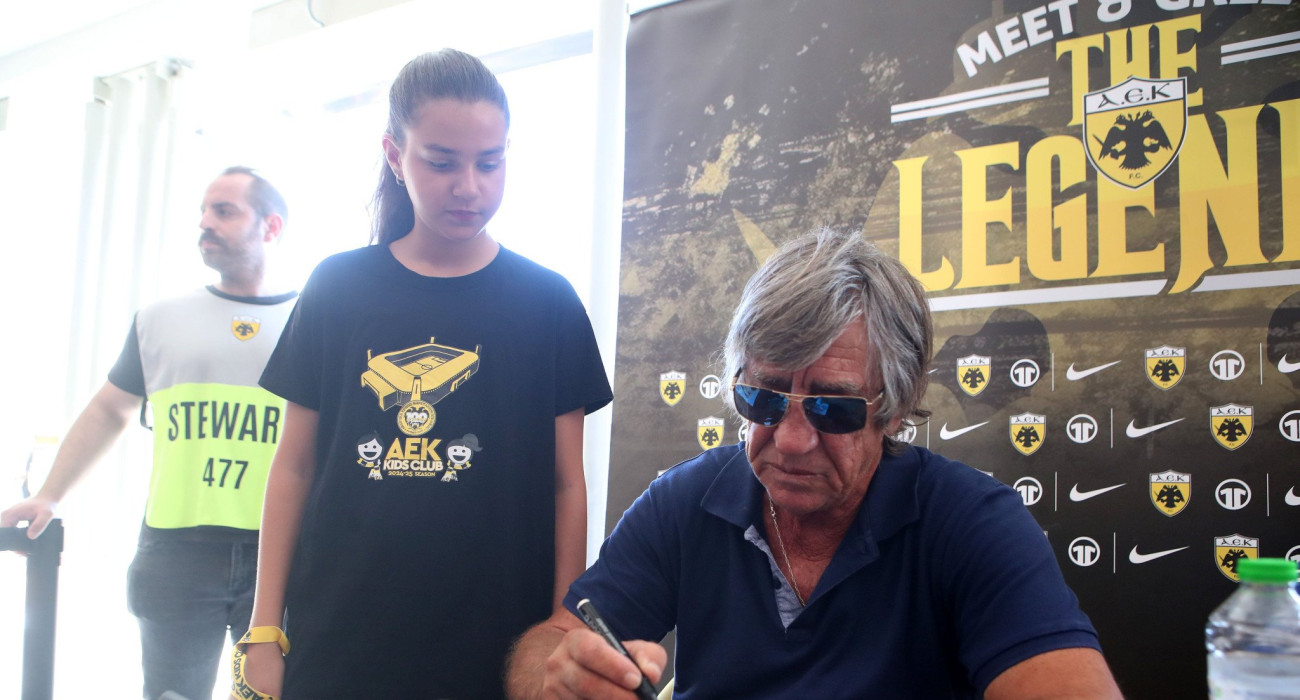 Ο Θωμάς Μαύρος στο AEK Store / Πηγή: Intime Ο Θωμάς Μαύρος στο AEK Store / Πηγή: Intime