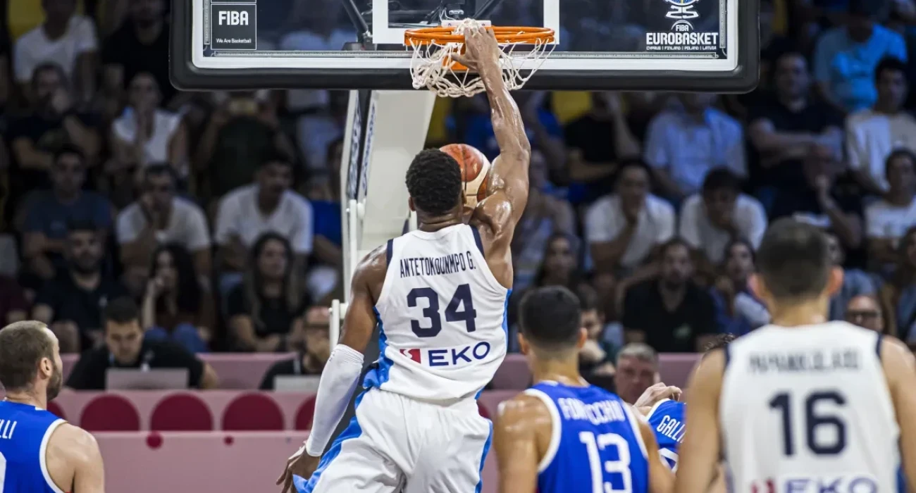 Εμφατικός Γιάννης Αντετοκούνμπο, Πηγή: FIBA Εμφατικός Γιάννης Αντετοκούνμπο, Πηγή: FIBA