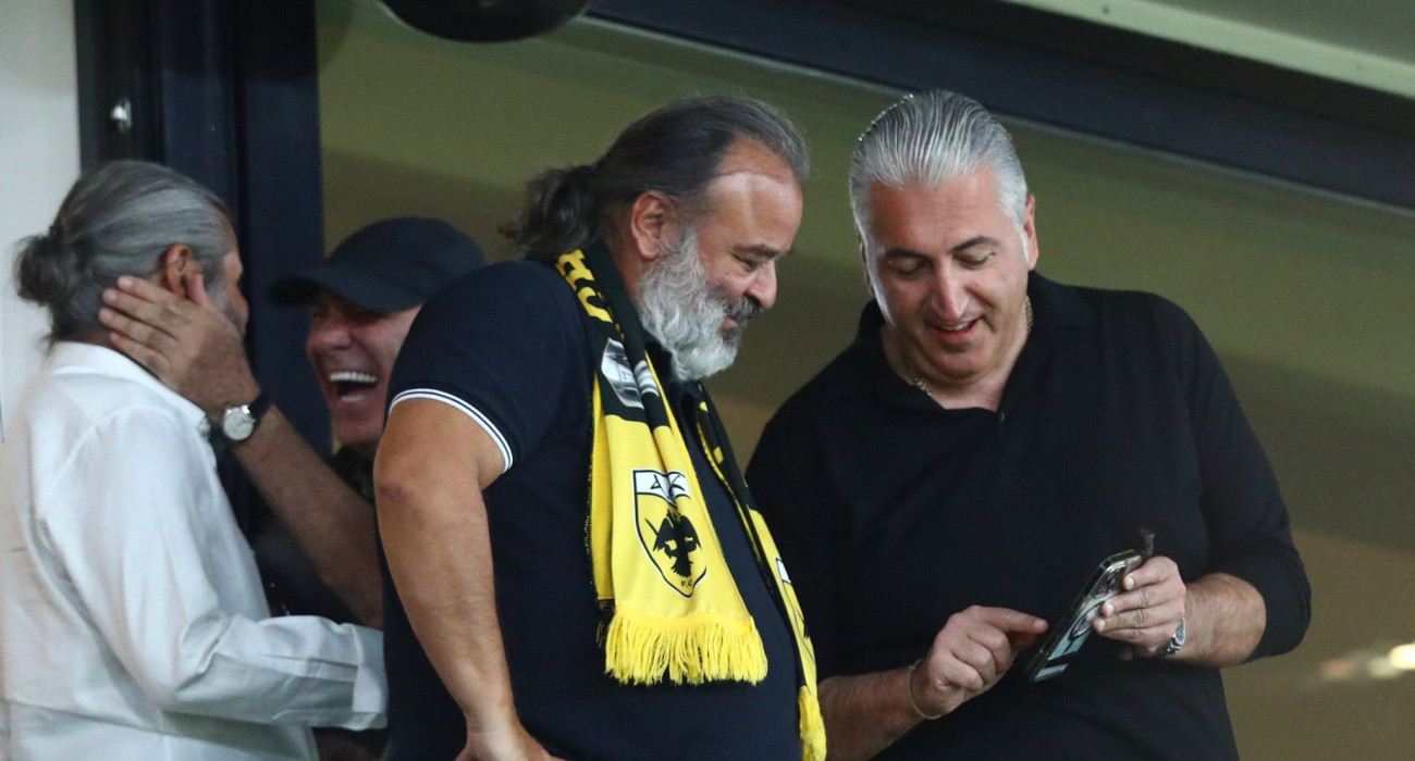 Ο Μάριος Ηλιόπουλος με τον Μιχάλη Μπούση στο ΑΕΚ-Άντερλεχτ / Πηγή: Eurokinissi Ο Μάριος Ηλιόπουλος με τον Μιχάλη Μπούση στο ΑΕΚ-Άντερλεχτ / Πηγή: Eurokinissi