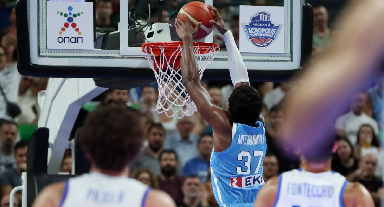 Ο Κώστας Αντετοκούνμπο καρφώνει εμφατικά, Πηγή: Intime Ο Κώστας Αντετοκούνμπο καρφώνει εμφατικά, Πηγή: Intime