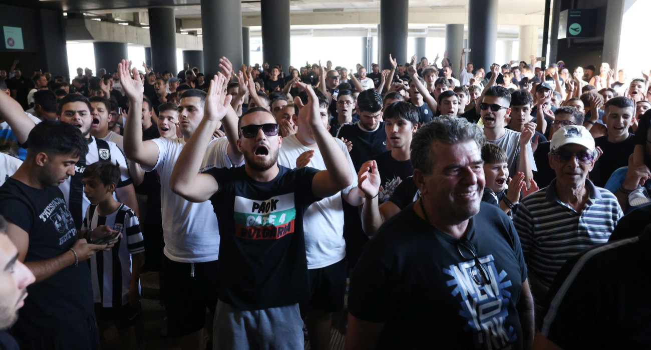 Οι οπαδοί του ΠΑΟΚ περιμένουν τον Χρήστο Ζαφείρη / Πηγή: Intime Οι οπαδοί του ΠΑΟΚ περιμένουν τον Χρήστο Ζαφείρη / Πηγή: Intime