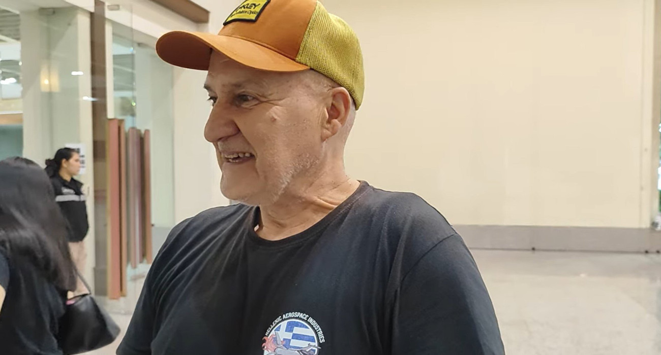 Ο Έλληνας ποδηλάτης που στήριξε την Εθνική γυνικών στο Παγκόσμιο Πρωτάθλημα βόλεϊ / Screenshot Ο Έλληνας ποδηλάτης που στήριξε την Εθνική γυνικών στο Παγκόσμιο Πρωτάθλημα βόλεϊ / Screenshot