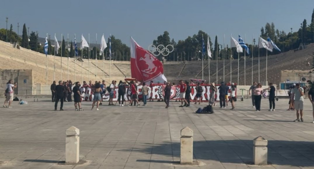 Οπαδοί της Σαμσουνσπόρ με σημαία της ομάδας τους στο Καλλιμάρμαρο / Screenshot Οπαδοί της Σαμσουνσπόρ με σημαία της ομάδας τους στο Καλλιμάρμαρο / Screenshot
