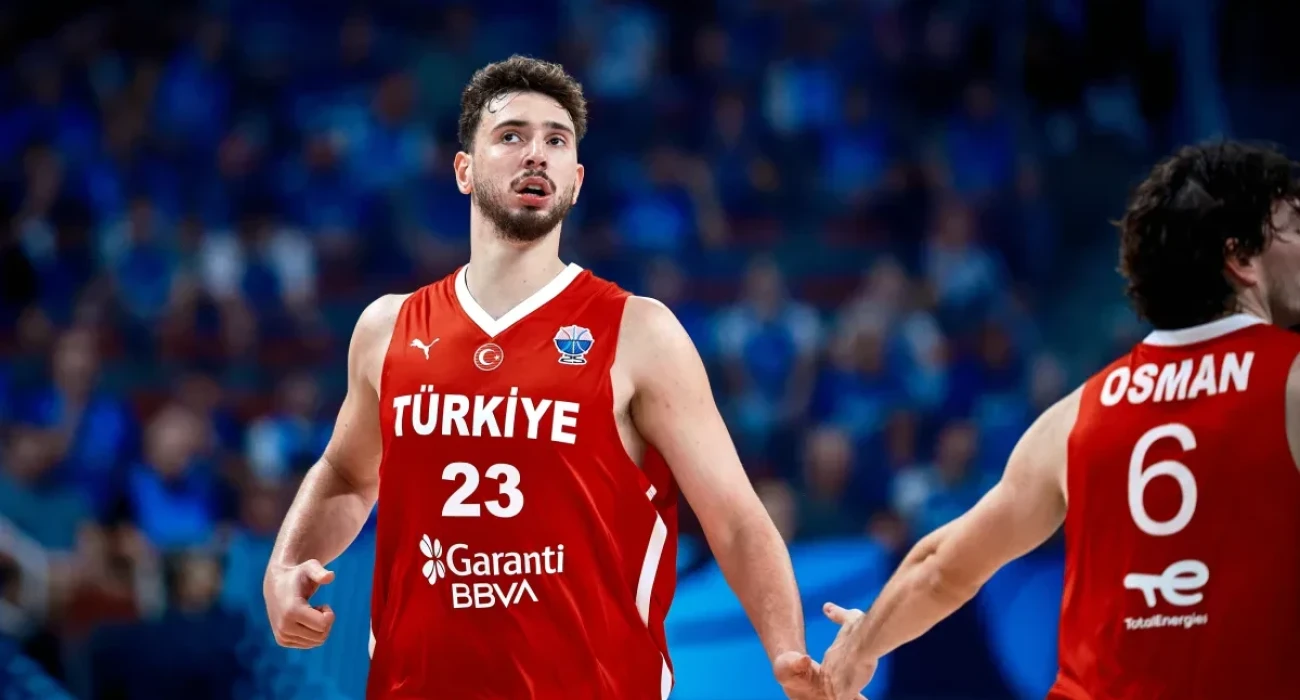 Ο Αλμπερέν Σενγκούν και ο Τζέντι Οσμάν / Πηγή: FIBA Basketball Ο Αλμπερέν Σενγκούν και ο Τζέντι Οσμάν / Πηγή: FIBA Basketball