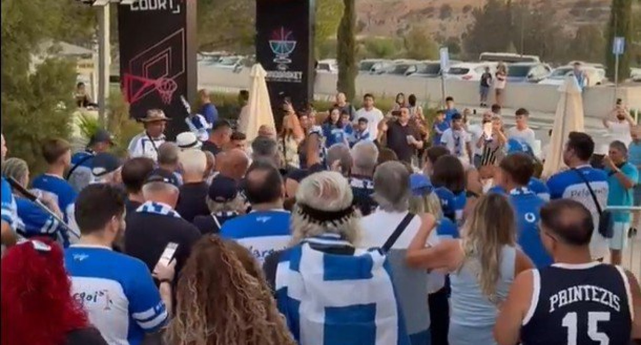 Ο κόσμος της Ελλάδας έξω από το «Στέλιος Κυπριανού» Ο κόσμος της Ελλάδας έξω από το «Στέλιος Κυπριανού»