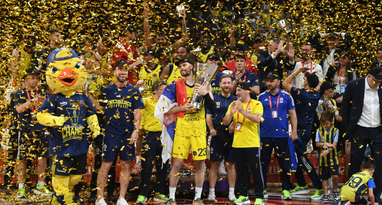 Η Φενέρμπαχτσε με το τρόπαιο της EuroLeague/Πηγή: Eurokinissi Η Φενέρμπαχτσε με το τρόπαιο της EuroLeague/Πηγή: Eurokinissi