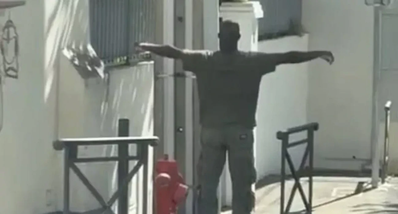 Ο Μπόμπο Μπάλντε έξω από το δημοτικό σχολείο / Screenshot Ο Μπόμπο Μπάλντε έξω από το δημοτικό σχολείο / Screenshot