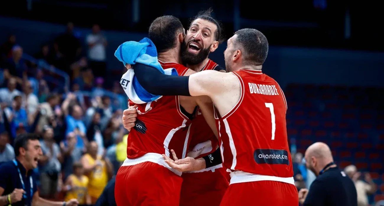 Οι Γεωργιανοί πανυγηρίζουν την επική πρόκριση κόντρα στους Γάλλους / Πηγή: FIBA Οι Γεωργιανοί πανυγηρίζουν την επική πρόκριση κόντρα στους Γάλλους / Πηγή: FIBA