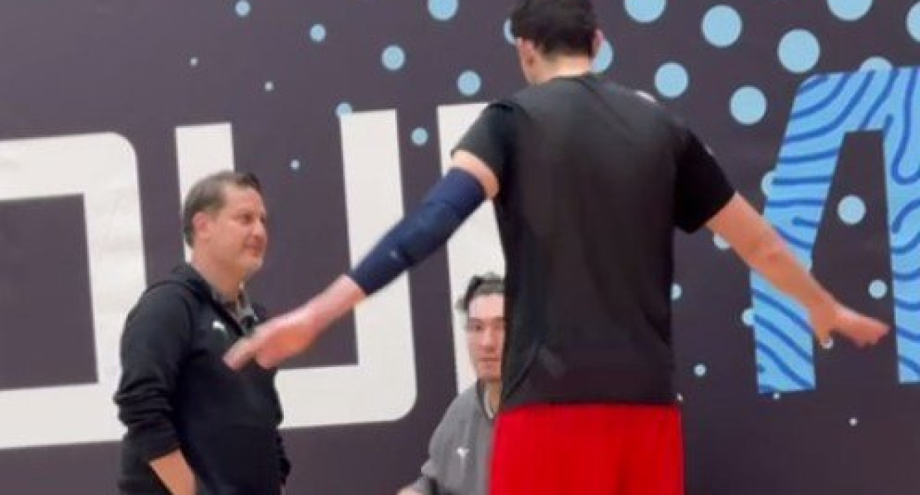 Ο Σανλί μπαίνει μπροστά στο πλάνο για να... κρύψει τον Οσμάν / Screenshot