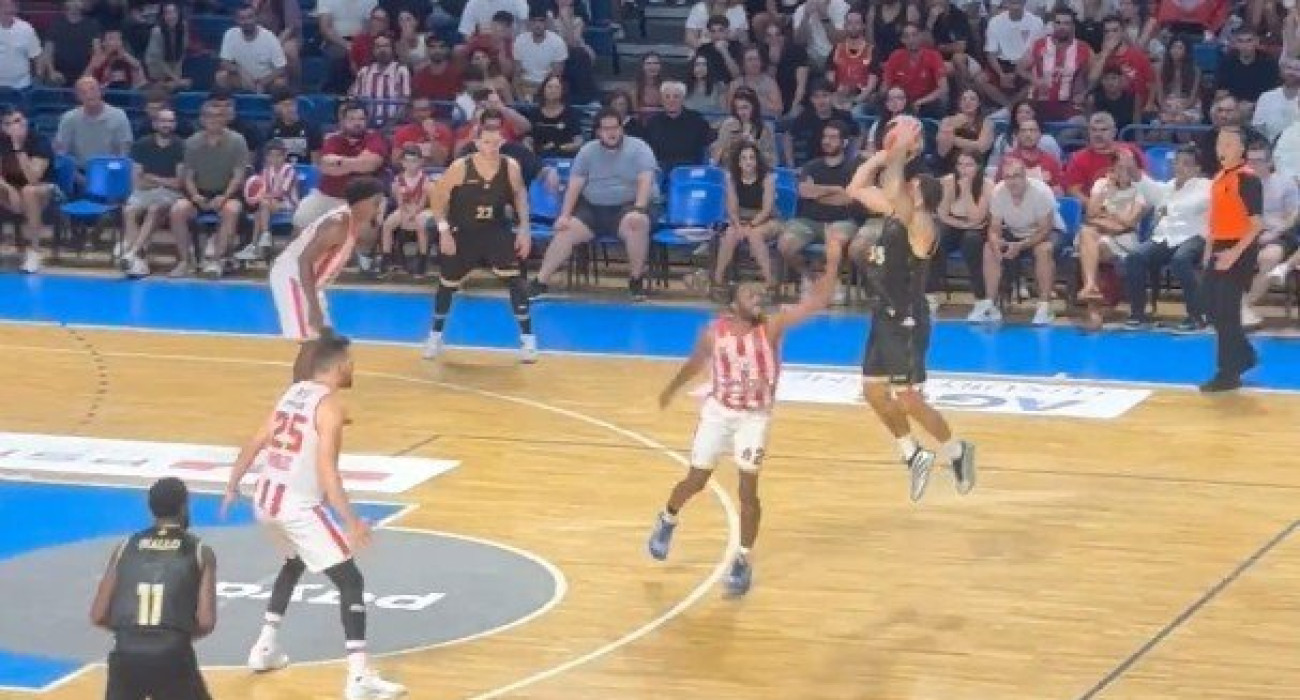 Ο Μάικ Τζέιμς «εκτελεί» τον Ολυμπιακό / Screenshot Ο Μάικ Τζέιμς «εκτελεί» τον Ολυμπιακό / Screenshot