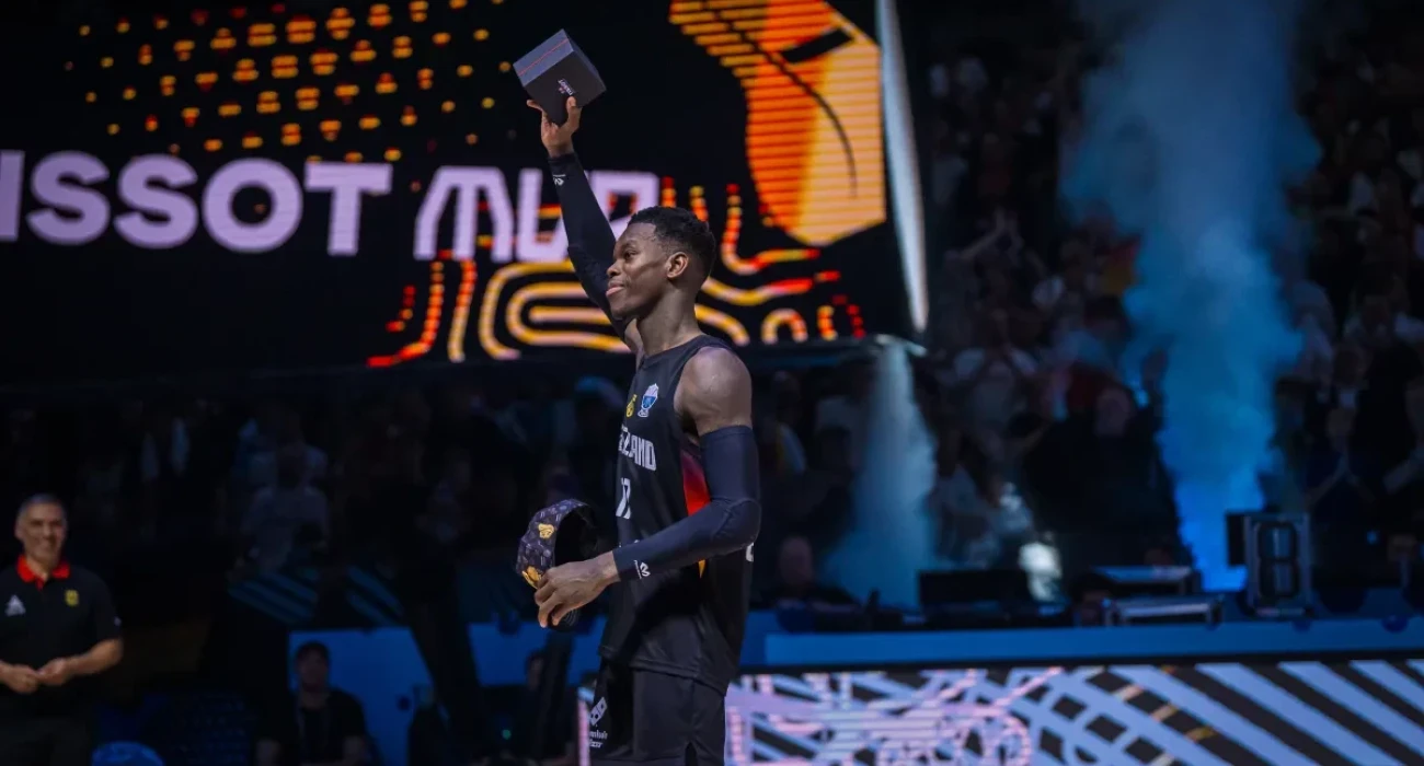 Ο Ντένις Σρέντερ με το βραβείo του MVP στα χέρια / Πηγή: FIBA Ο Ντένις Σρέντερ με το βραβείo του MVP στα χέρια / Πηγή: FIBA