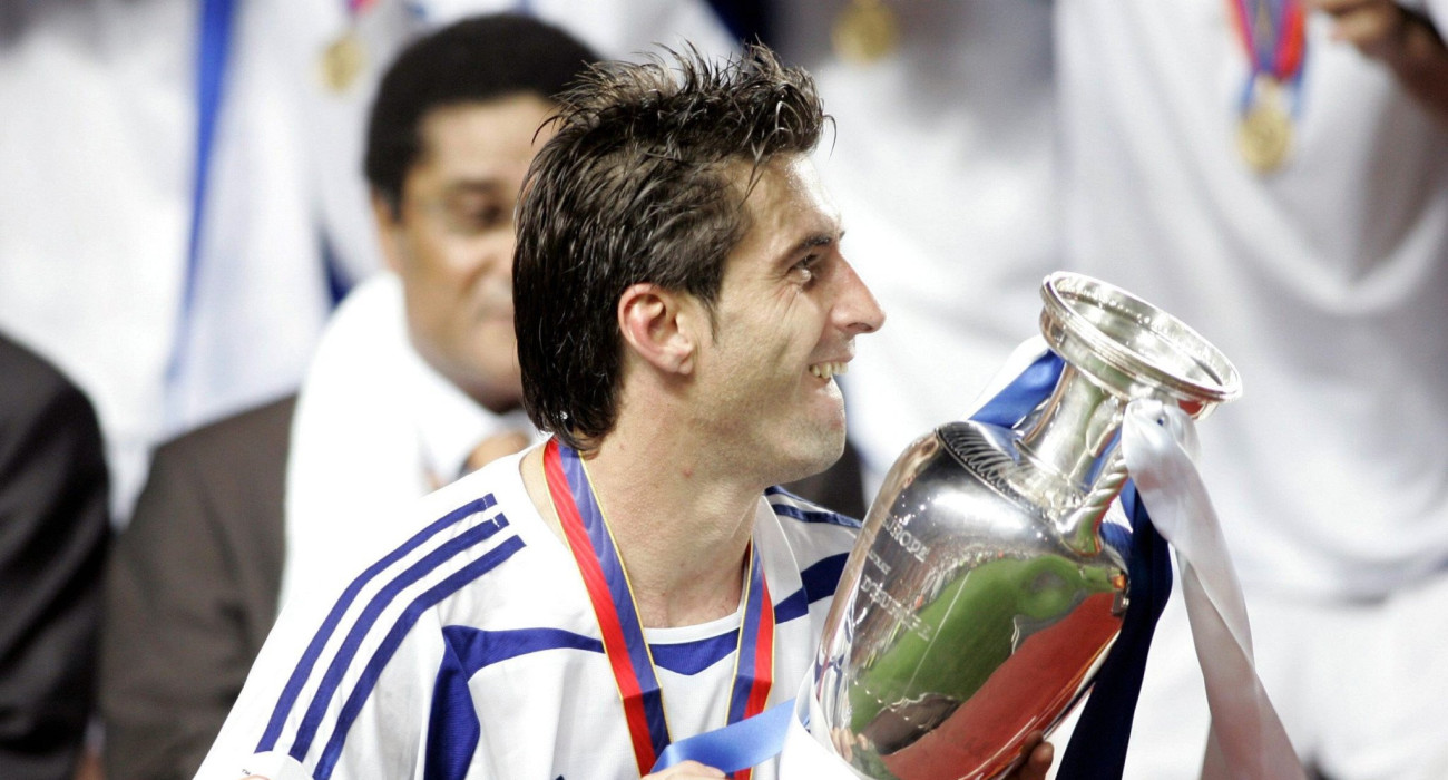Ο Θοδωρής Ζαγοράκης με το τρόπαιο του Euro 2004 / Πηγή: Intime Ο Θοδωρής Ζαγοράκης με το τρόπαιο του Euro 2004 / Πηγή: Intime