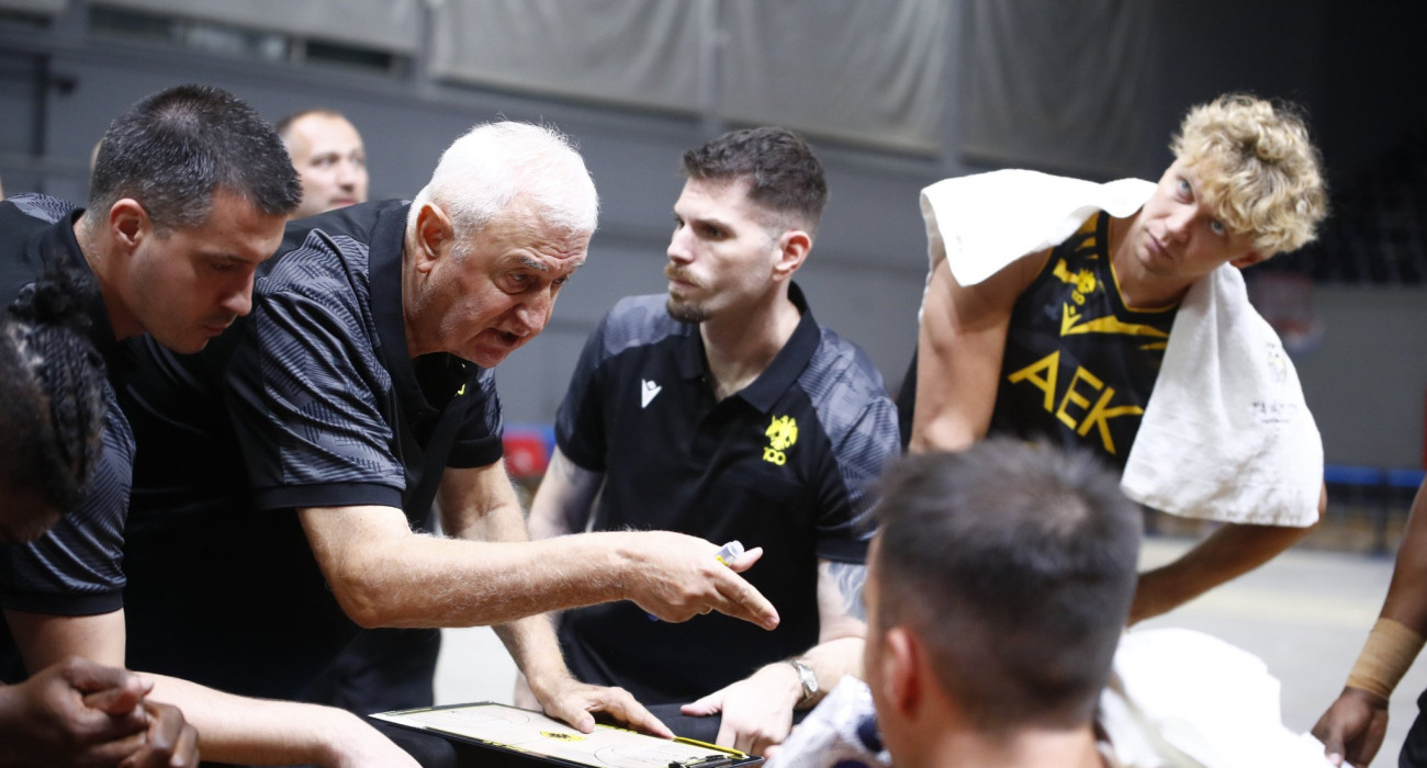 Ο Ντράγκαν Σάκοτα δίνει οδηγίες στους παίκτες του / Πηγή: Eurokinissi Ο Ντράγκαν Σάκοτα δίνει οδηγίες στους παίκτες του / Πηγή: Eurokinissi