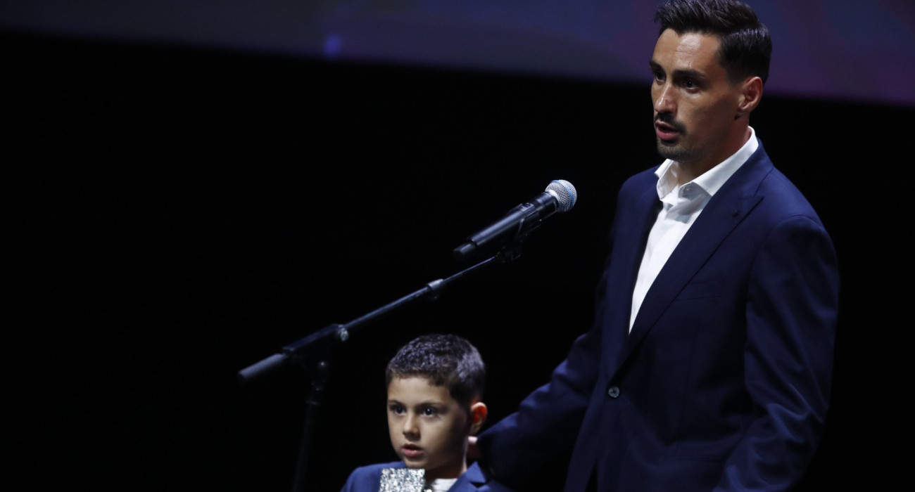 Ο Γιάννης Πασάς με τον γιο του στη βράβευσή του στη 44η γιορτή του ΠΣΑΠΠ / Πηγή: Eurokinissi